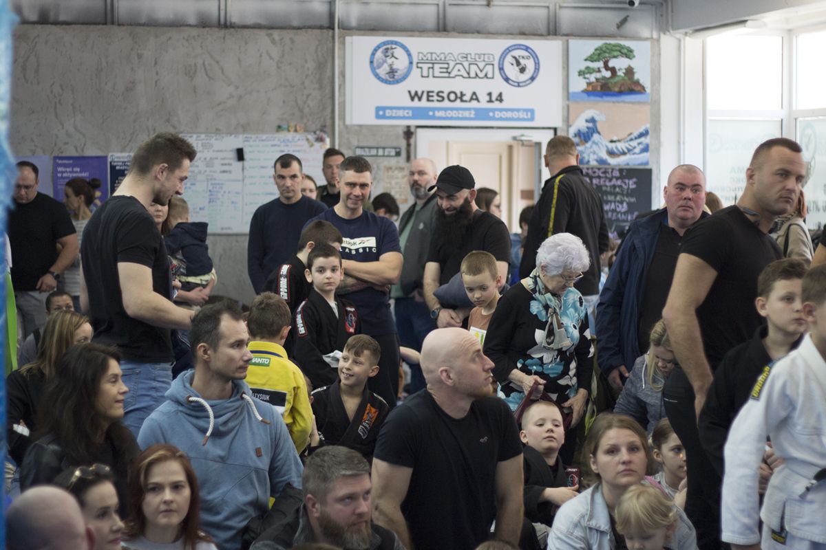 Rodzice i trenerzy obserwują zawody dzieci w sali przy ul. Wesołej 14